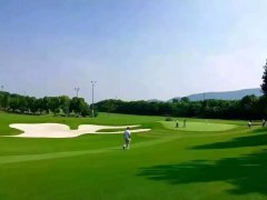 <b>像珍珠一样环抱夫球场</b>